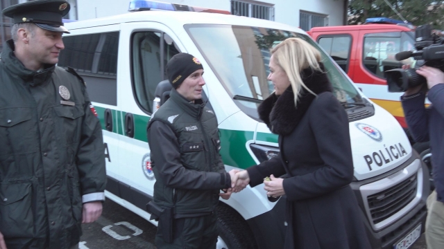 Ministerka vnútra SR odovzdala nové hasičské autá a jedno policajné