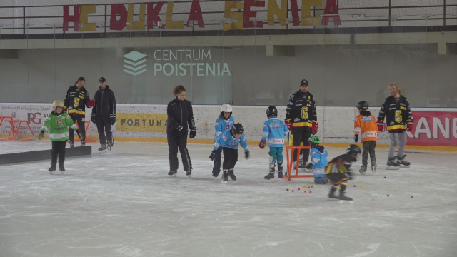 Deti si na Zimnom štadióne vyskúšali základy ľadového hokeja